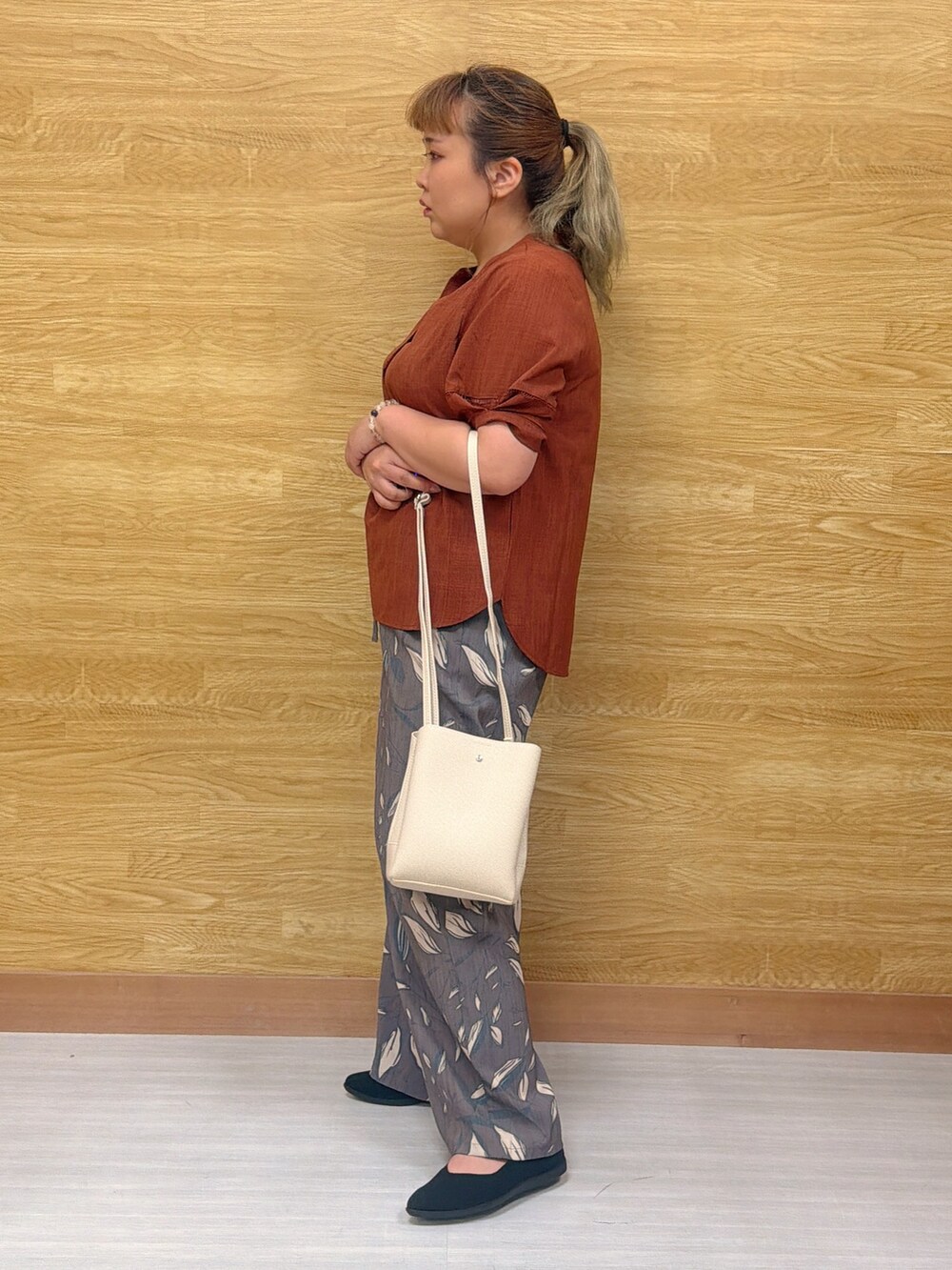 オレンジ系のシャツ/ブラウス、ブラック系のその他パンツ、ブラック系のパンプスを着用したレディースの夏コーディネートの2枚目の写真