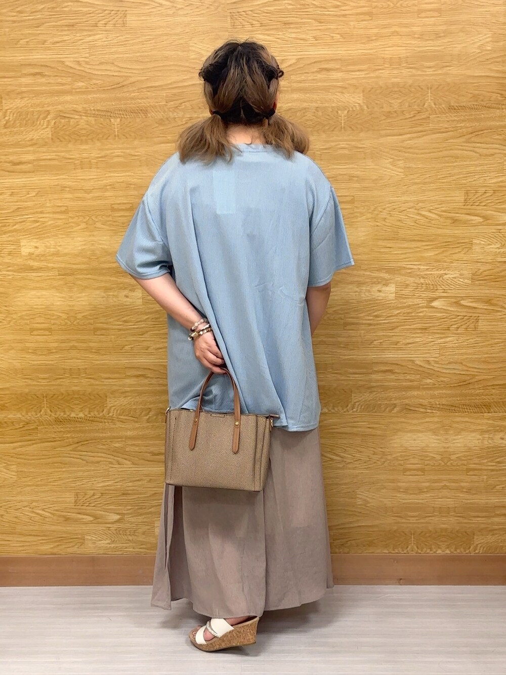 ブルー系のTシャツ/カットソー、ブラウン系のその他パンツを着用したレディースの夏コーディネートの2枚目の写真