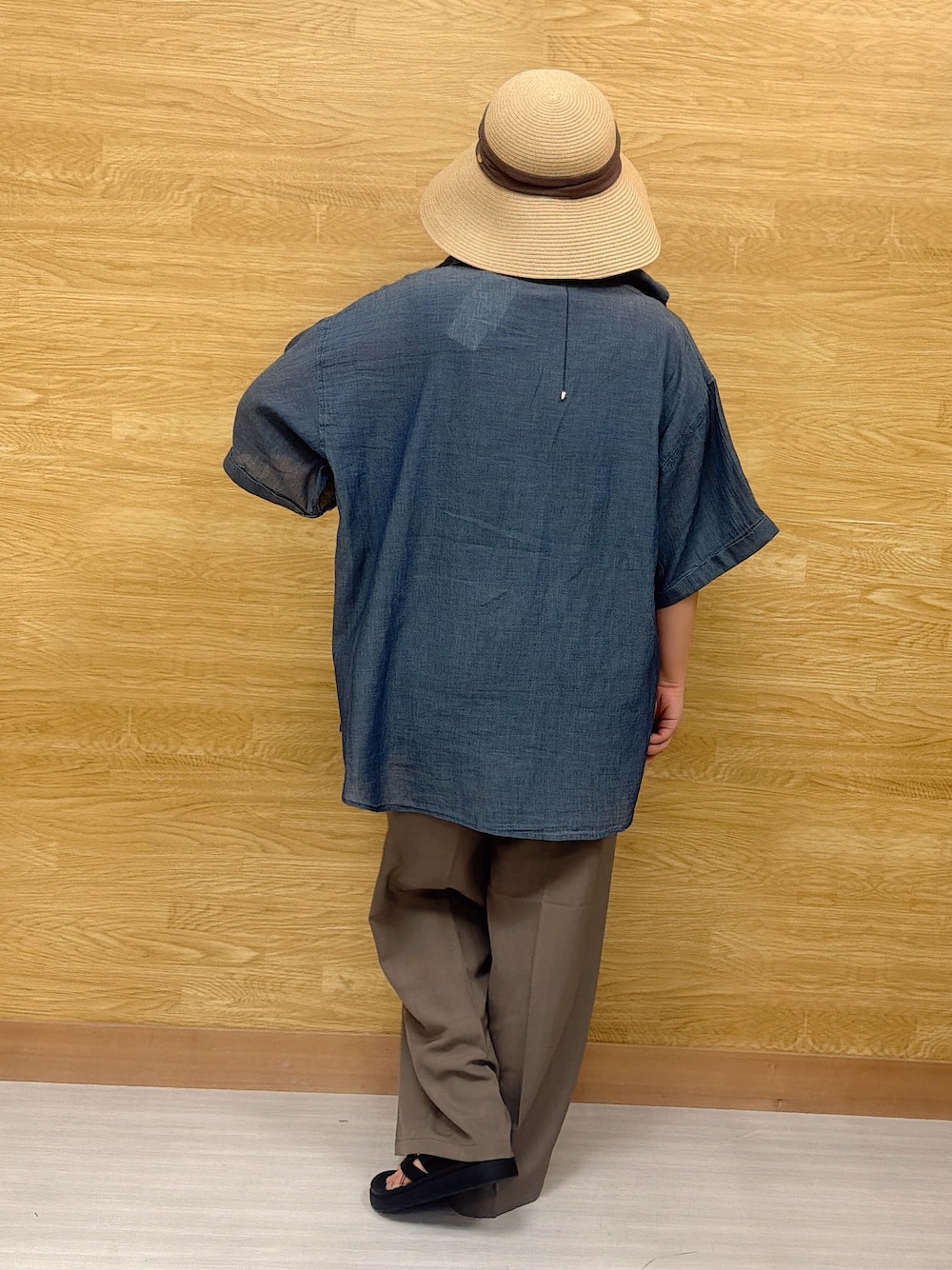 ブルー系のシャツ/ブラウス、ブラウン系のその他パンツ、ブラック系のネックレスを着用したレディースの夏コーディネートの3枚目の写真