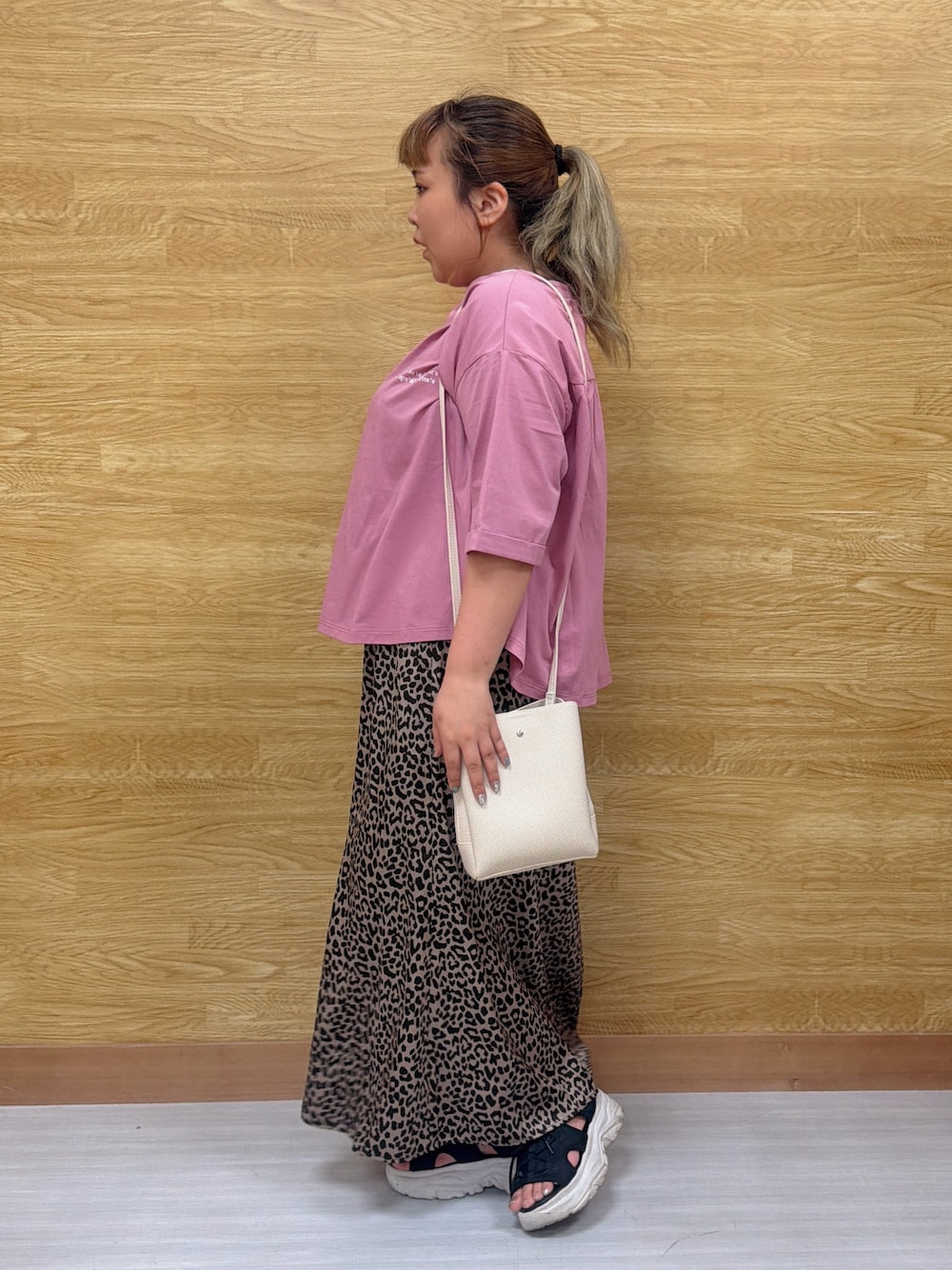 ピンク系のTシャツ/カットソー、ブラウン系のスカート、ホワイト系のショルダーバッグを着用したレディースの夏コーディネートの2枚目の写真