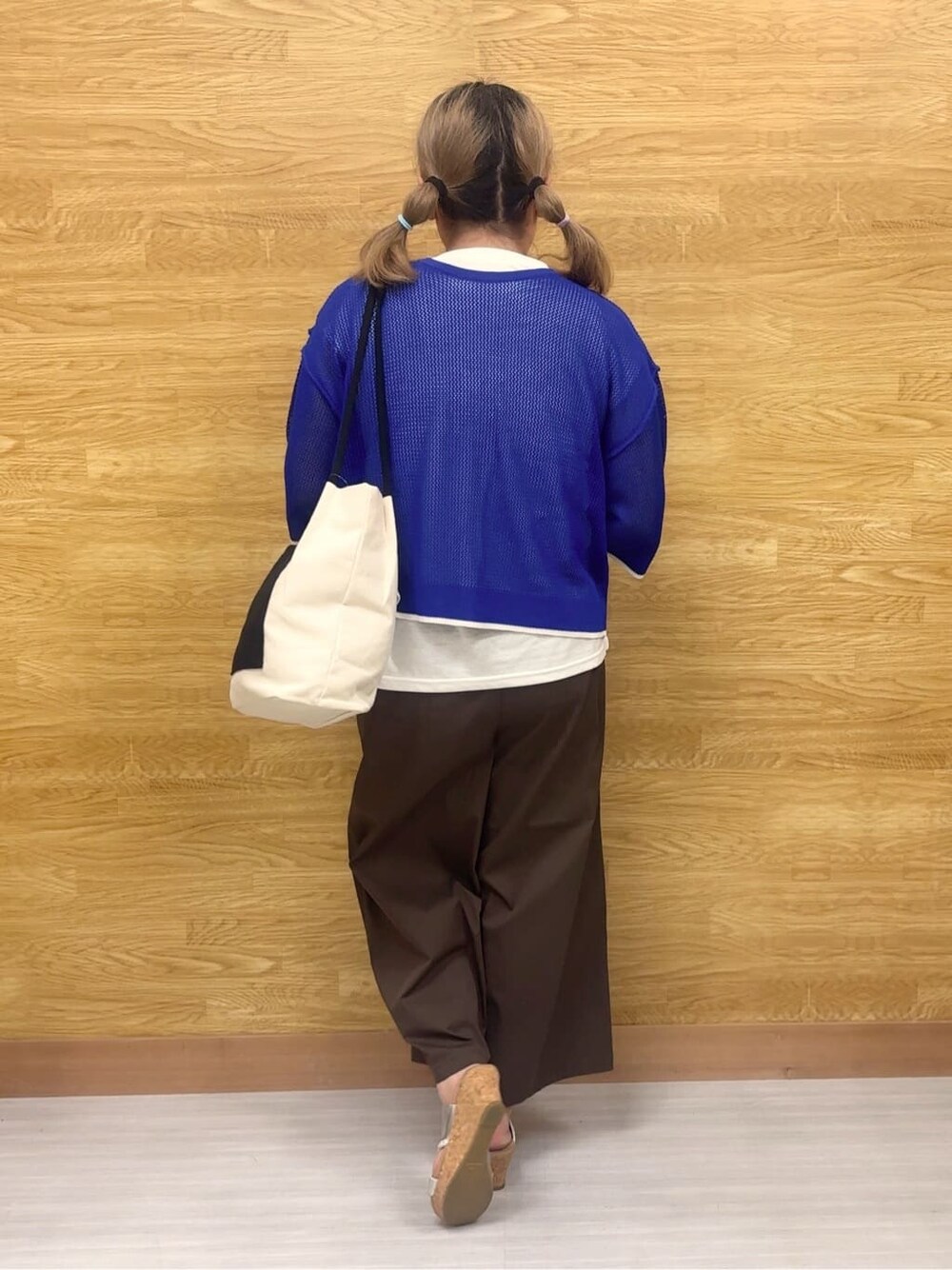 ブルー系のその他トップス、ブラウン系のその他パンツ、シルバー系のサンダルを着用したレディースの夏コーディネートの3枚目の写真