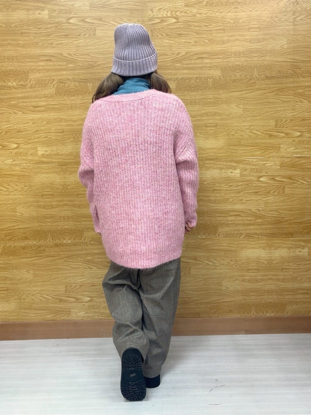 ピンク系のチュニック、ブルー系のTシャツ/カットソー、ベージュ系のその他パンツを着用したレディースの冬コーディネートの3枚目の写真