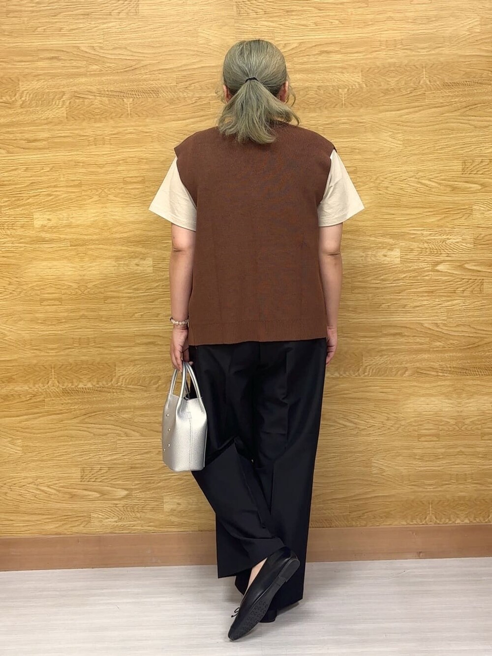 ブラウン系のベスト、ベージュ系のTシャツ/カットソー、ブラック系のその他パンツを着用したレディースの夏コーディネートの3枚目の写真