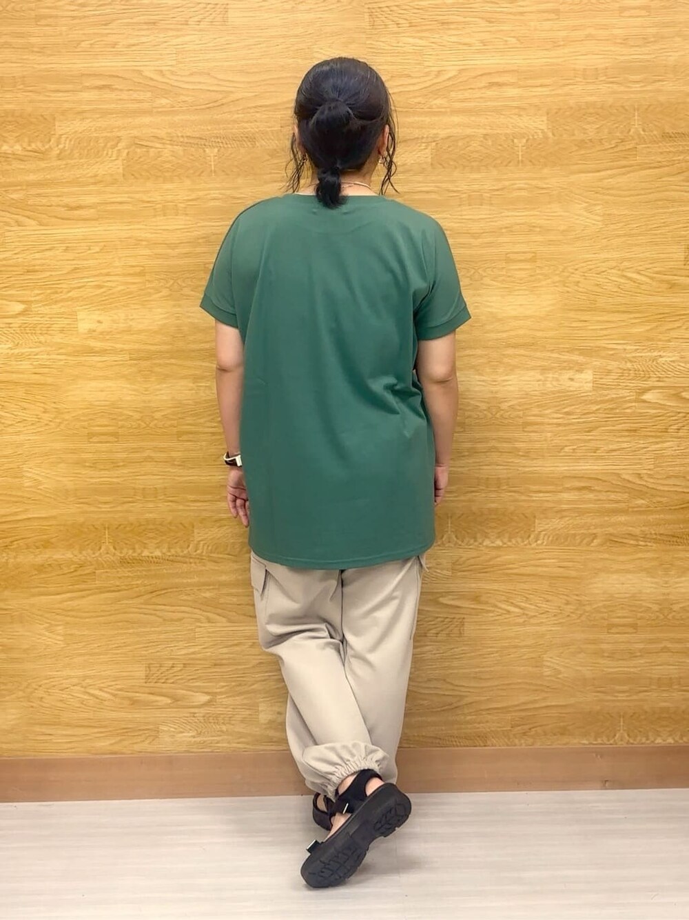 グリーン系のTシャツ/カットソー、ベージュ系のその他パンツ、ホワイト系のネックレスを着用したレディースの夏コーディネートの3枚目の写真