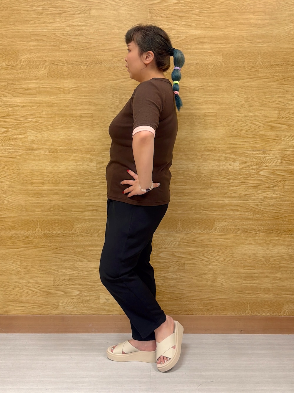 ブラウン系のTシャツ/カットソー、ブラック系のその他パンツ、ベージュ系のサンダルを着用したレディースの夏コーディネートの2枚目の写真