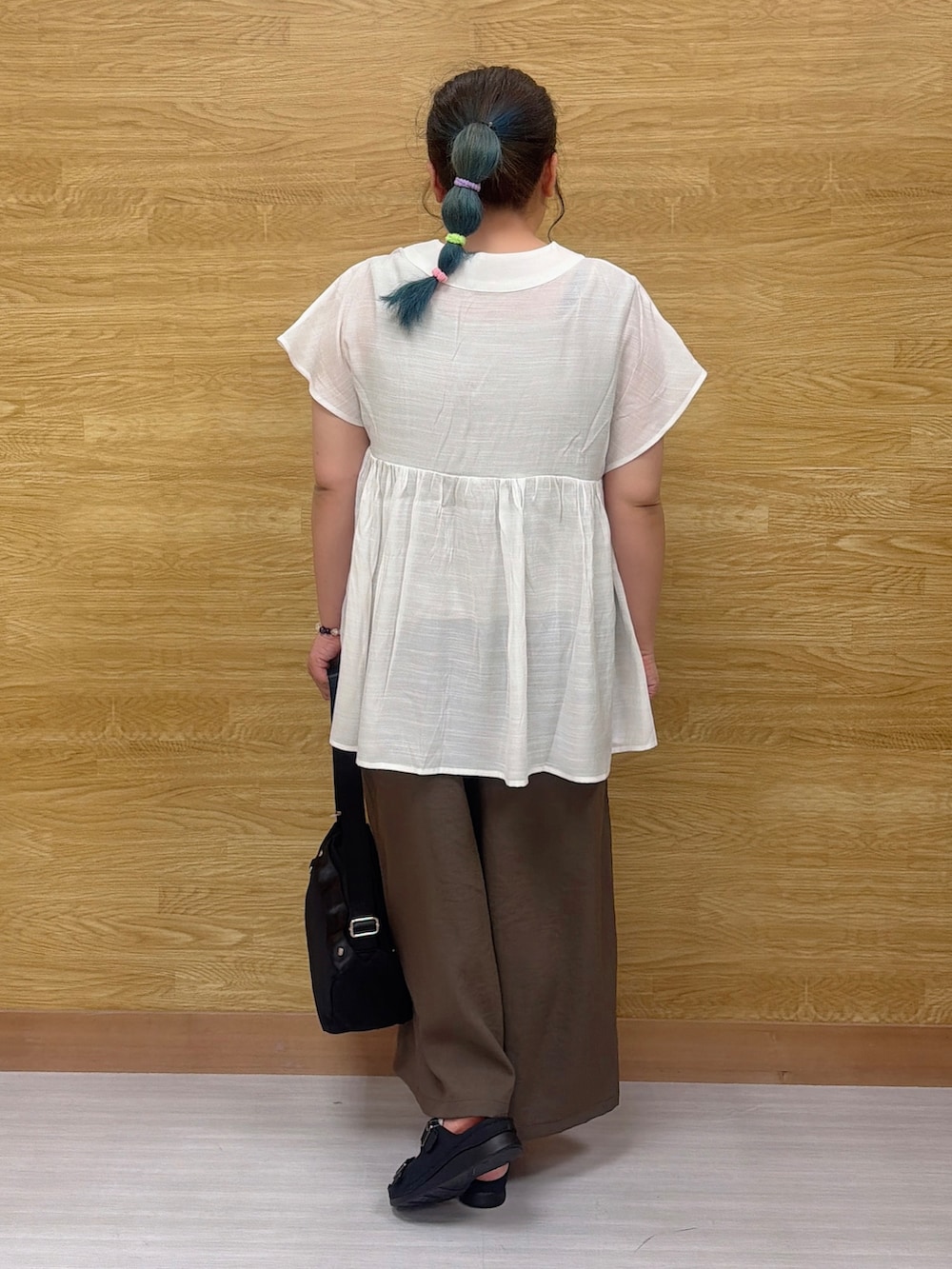 ホワイト系のシャツ/ブラウス、ゴールド系のタンクトップ、グリーン系のその他パンツを着用したレディースの夏コーディネートの3枚目の写真