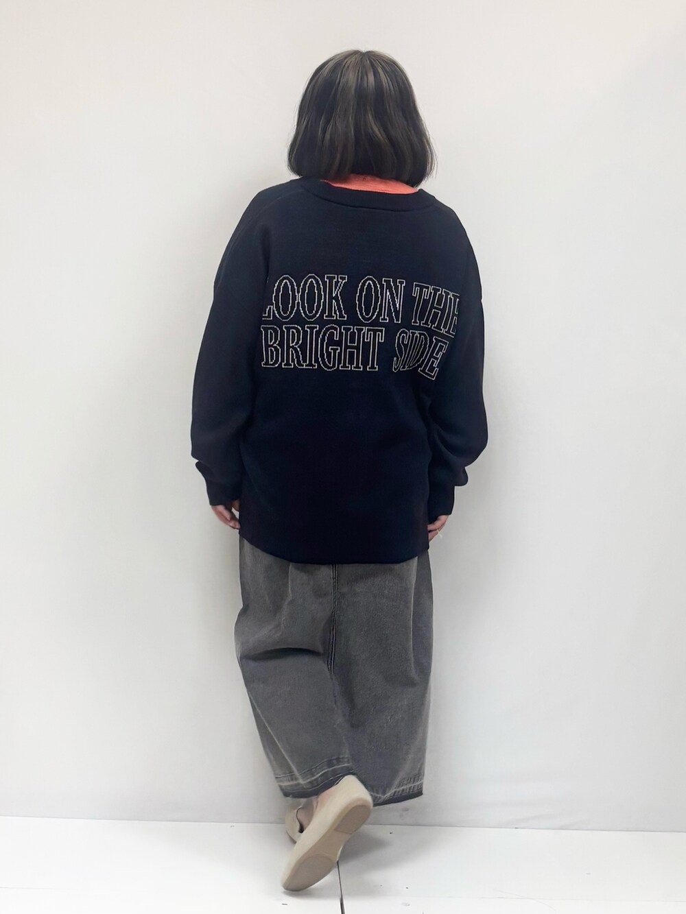 ブルー系のデニムスカート、ブルー系のカーディガン/ボレロ、ピンク系のTシャツ/カットソーを着用したレディースの冬コーディネートの3枚目の写真