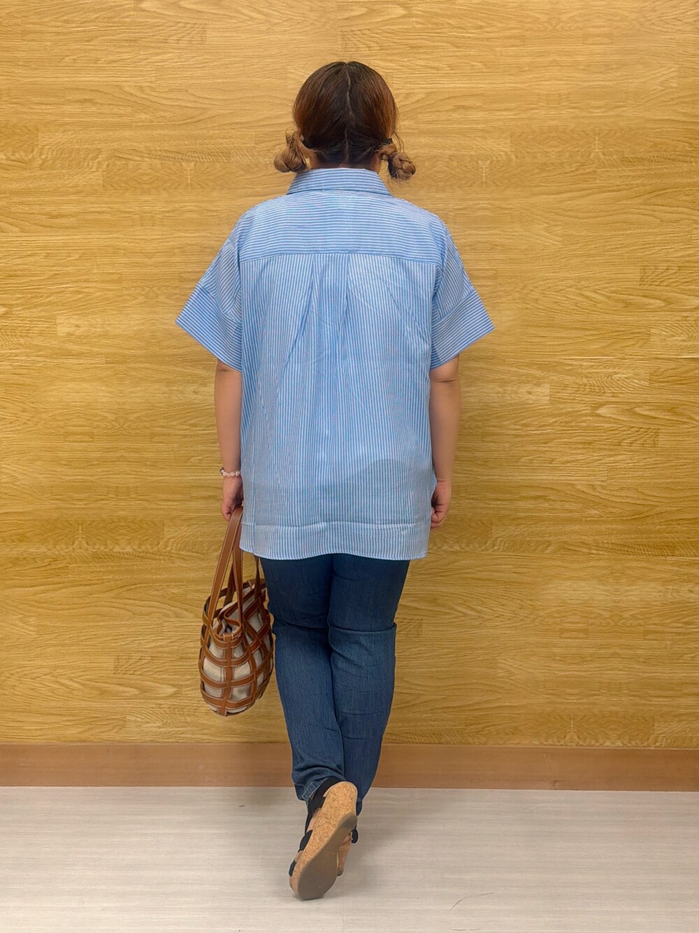 ブルー系のその他トップス、ブルー系のデニムパンツ、イエロー系のトートバッグを着用したレディースの夏コーディネートの3枚目の写真