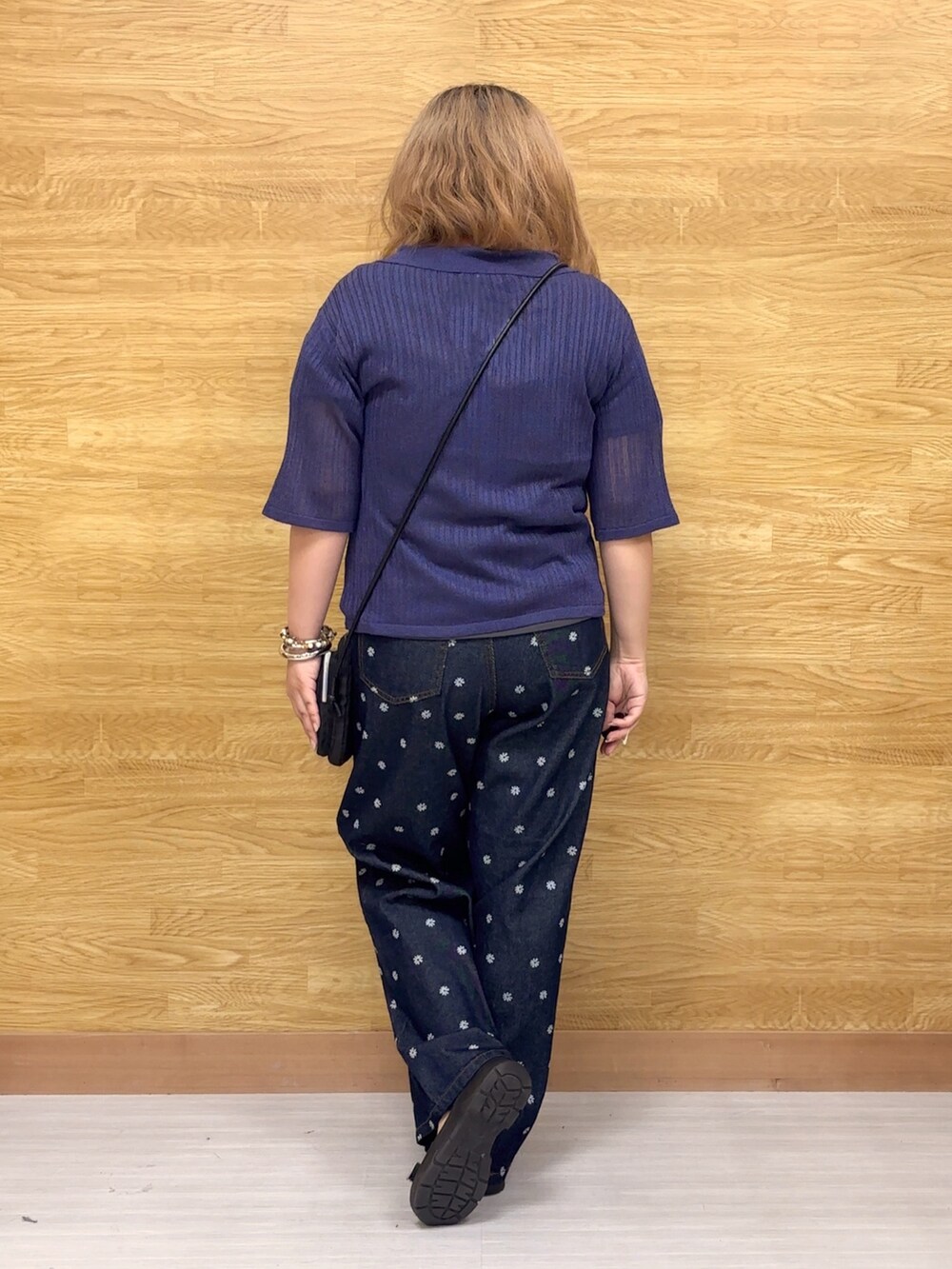 ブルー系のデニムパンツ、ブルー系のニット/セーターを着用したレディースの夏コーディネートの2枚目の写真