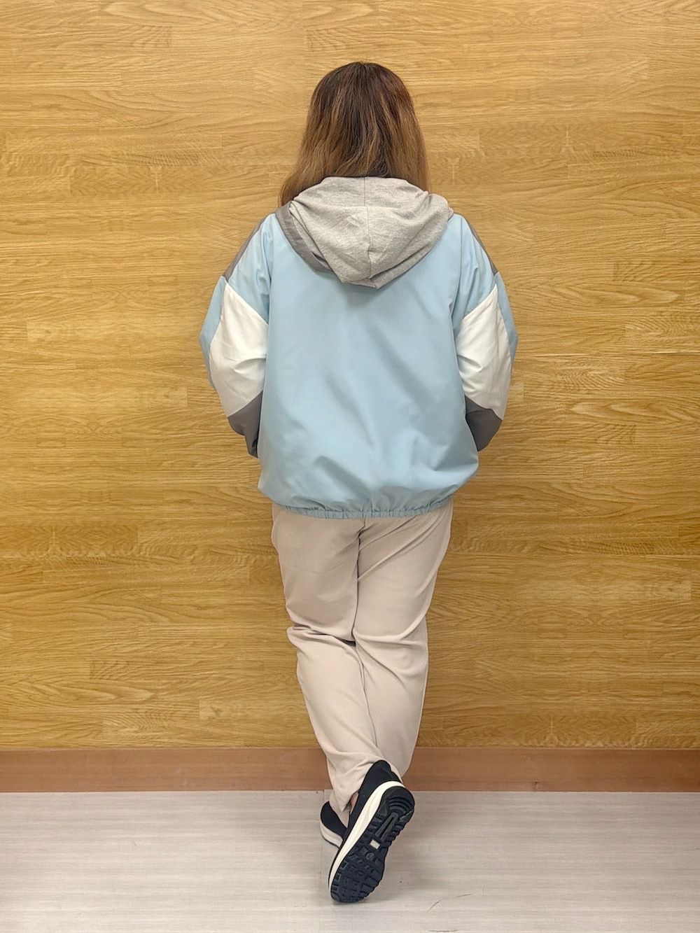 ベージュ系のその他パンツ、ブルー系のブルゾンを着用したレディースの春コーディネートの3枚目の写真