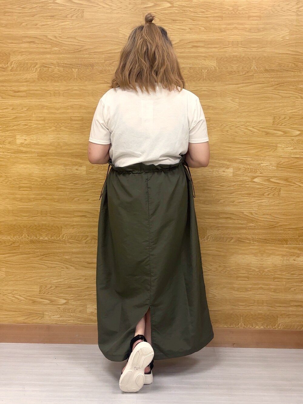 グリーン系のワンピースを着用したレディースの夏コーディネートの2枚目の写真