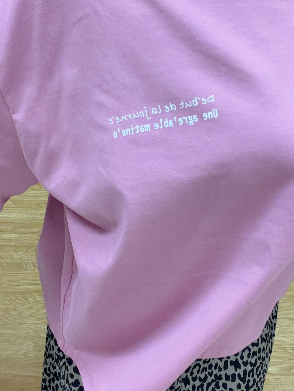 ピンク系のTシャツ/カットソー、ブラウン系のスカート、ホワイト系のショルダーバッグを着用したレディースの夏コーディネートの5枚目の写真