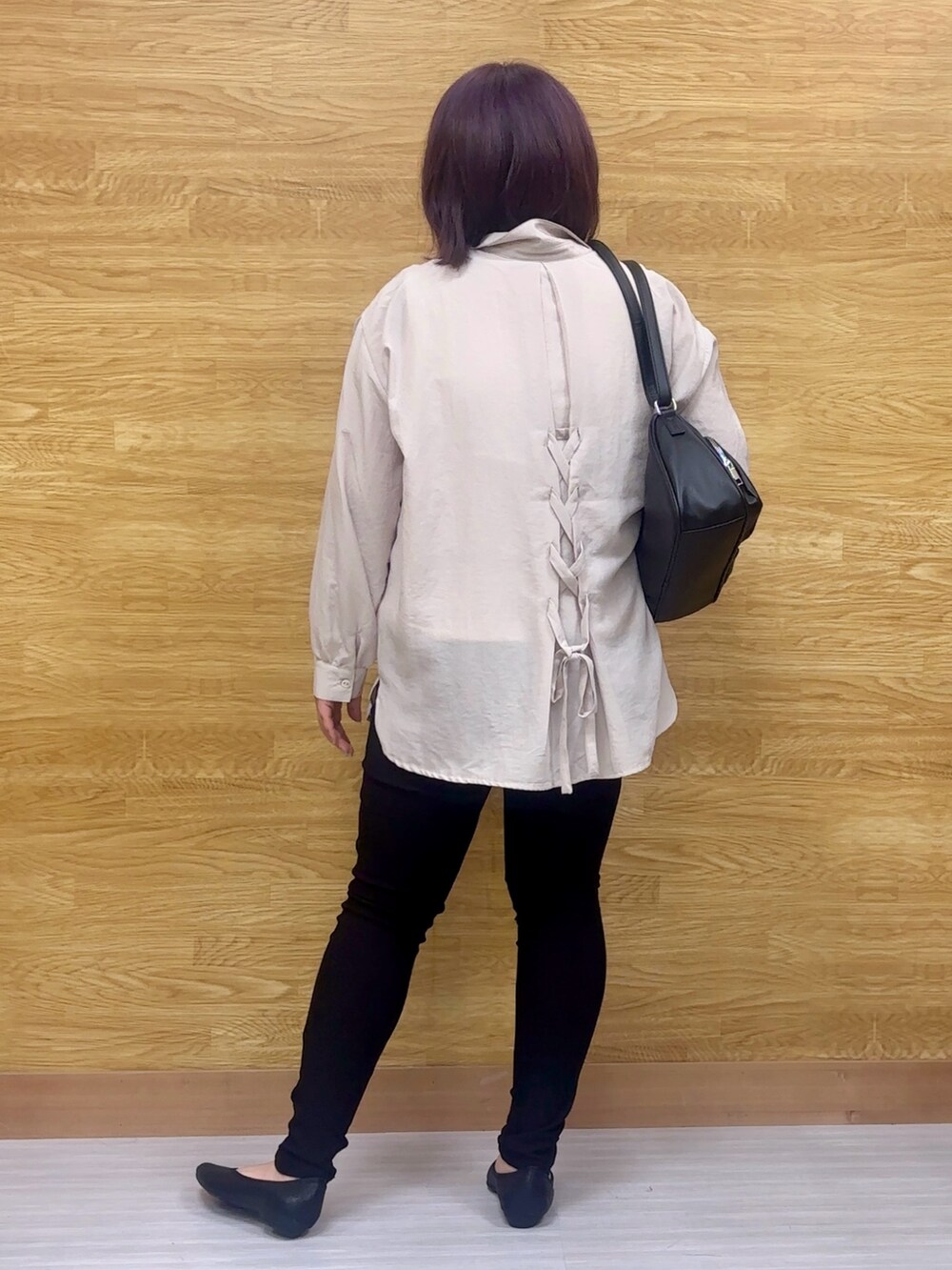 ピンク系のシャツ/ブラウス、ブラック系のその他シューズ、ブラック系のショルダーバッグを着用したレディースの春コーディネートの2枚目の写真