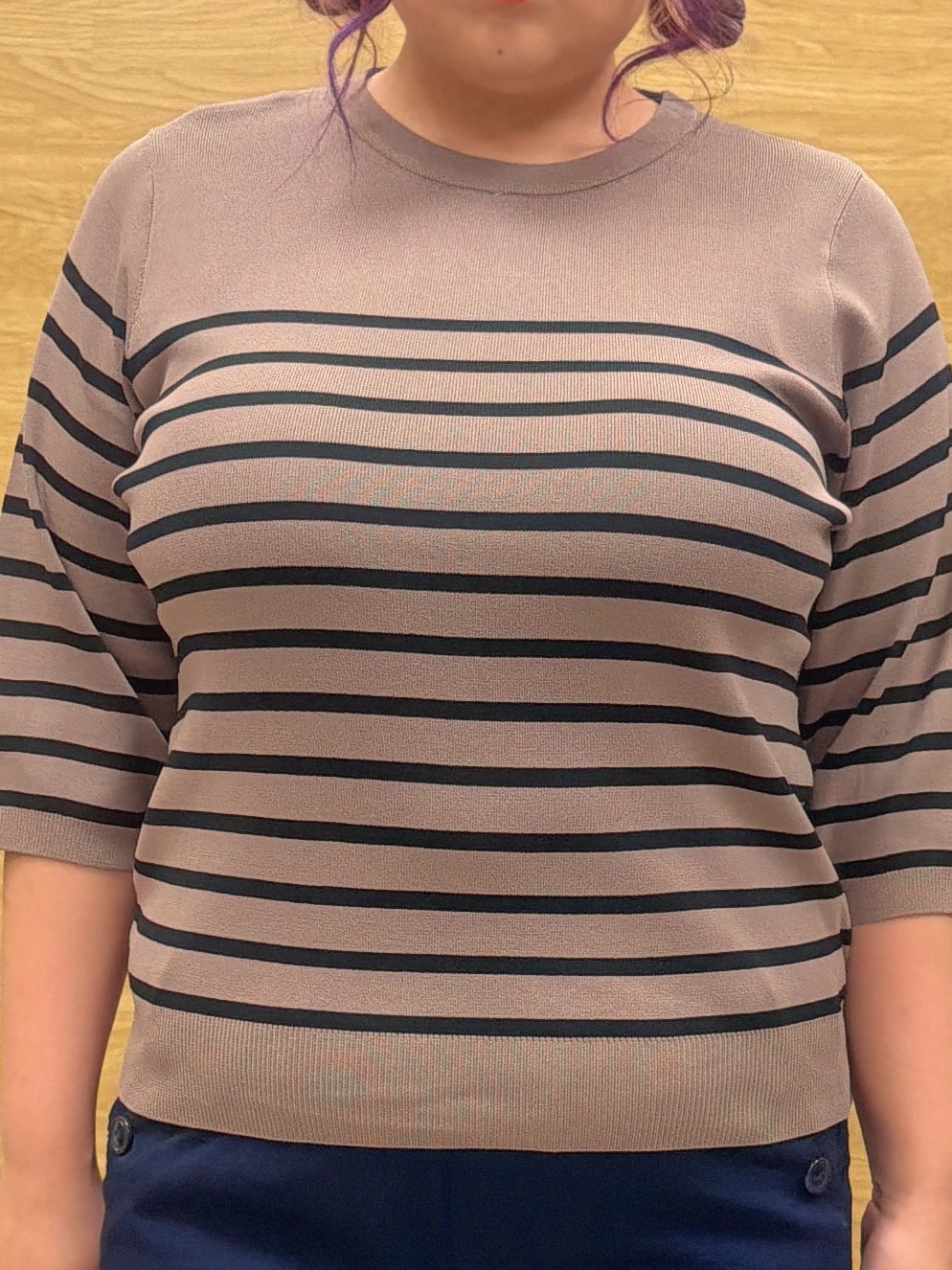 ブラウン系のニット/セーター、ブルー系のその他パンツ、ブラック系のパンプスを着用したレディースの秋コーディネートの4枚目の写真