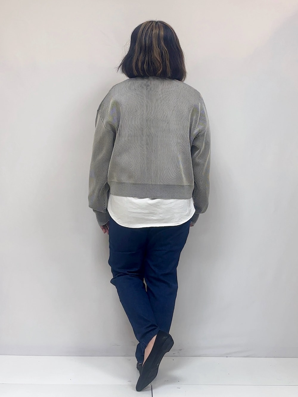 ブラック系のカーディガン/ボレロ、ブルー系のその他パンツ、ブラック系のその他シューズを着用したレディースの春コーディネートの3枚目の写真