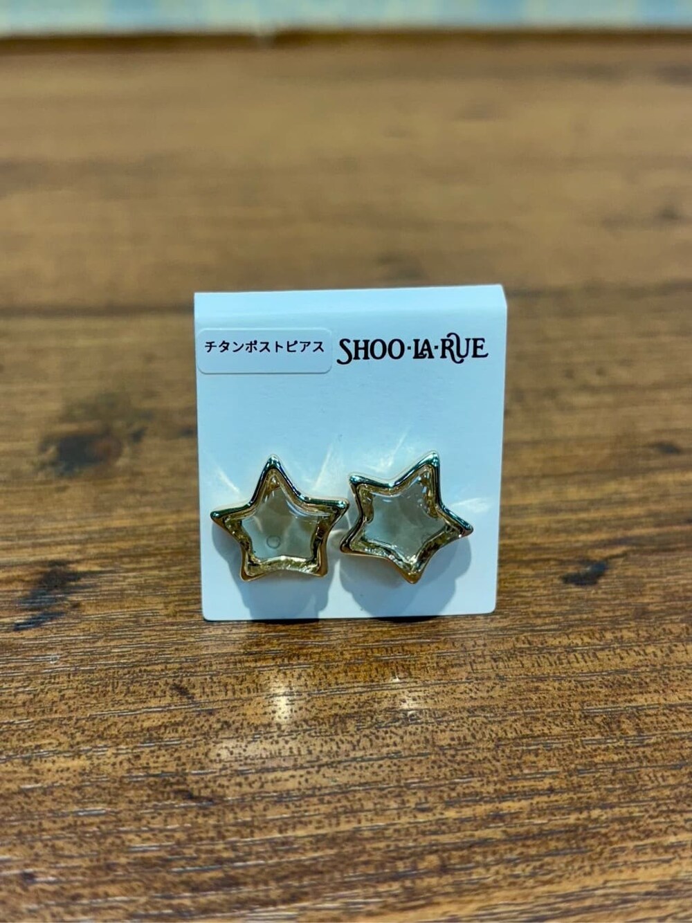 ブラック系のピアス（両耳用）、ゴールド系のピアス（両耳用）、シルバー系のピアス（両耳用）を着用したレディースの夏コーディネートの3枚目の写真