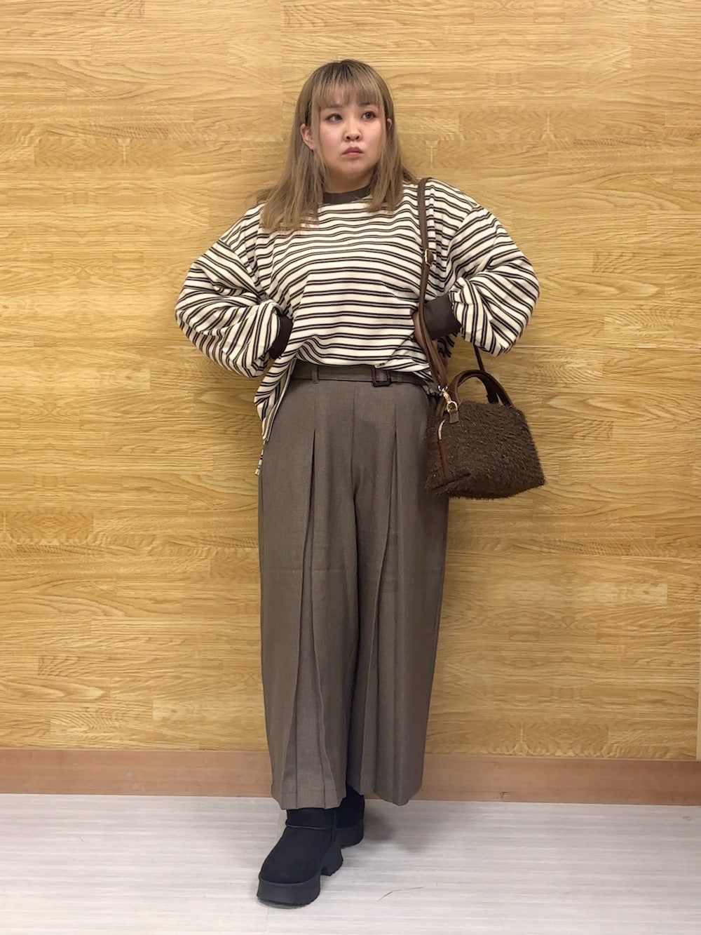 ブラウン系のその他パンツ、ブラウン系のTシャツ/カットソー、ホワイト系のその他アウターを着用したレディースの秋コーディネートの3枚目の写真