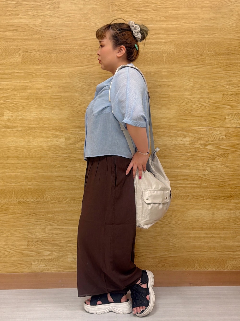 ブルー系のシャツ/ブラウス、ブラウン系のその他パンツ、シルバー系のショルダーバッグを着用したレディースの夏コーディネートの2枚目の写真