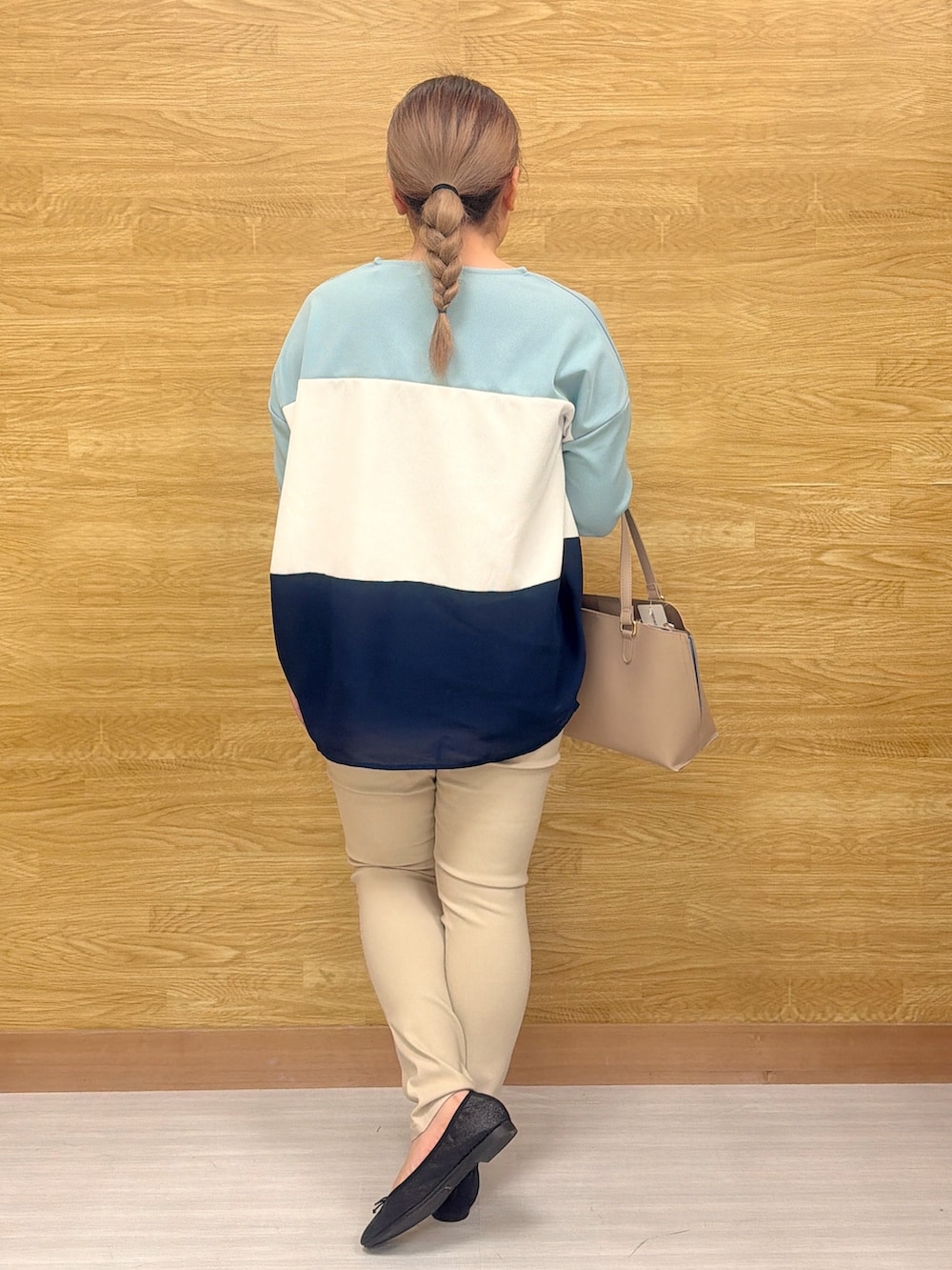 ブルー系のTシャツ/カットソー、ベージュ系のその他パンツを着用したレディースの春コーディネートの3枚目の写真