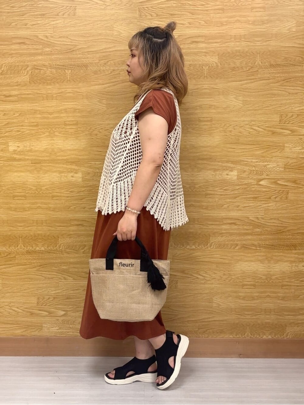 ブラウン系のワンピース、ブラック系のサンダル、ブラック系のトートバッグを着用したレディースの夏コーディネートの2枚目の写真