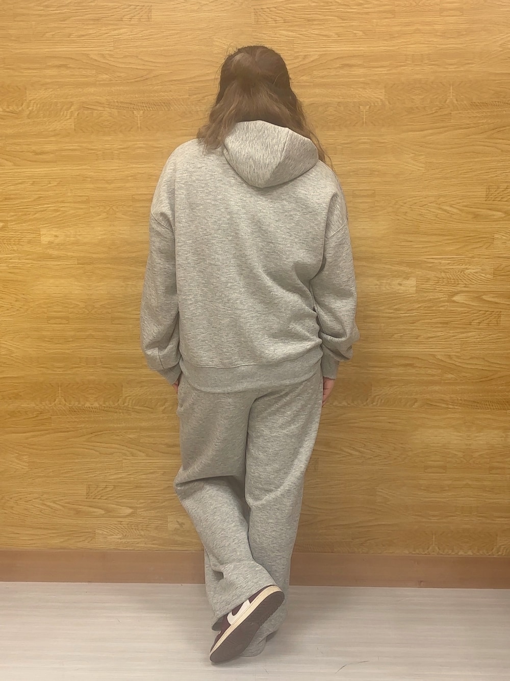 グレー系のパーカー、グレー系のその他パンツを着用したレディースの冬コーディネートの3枚目の写真