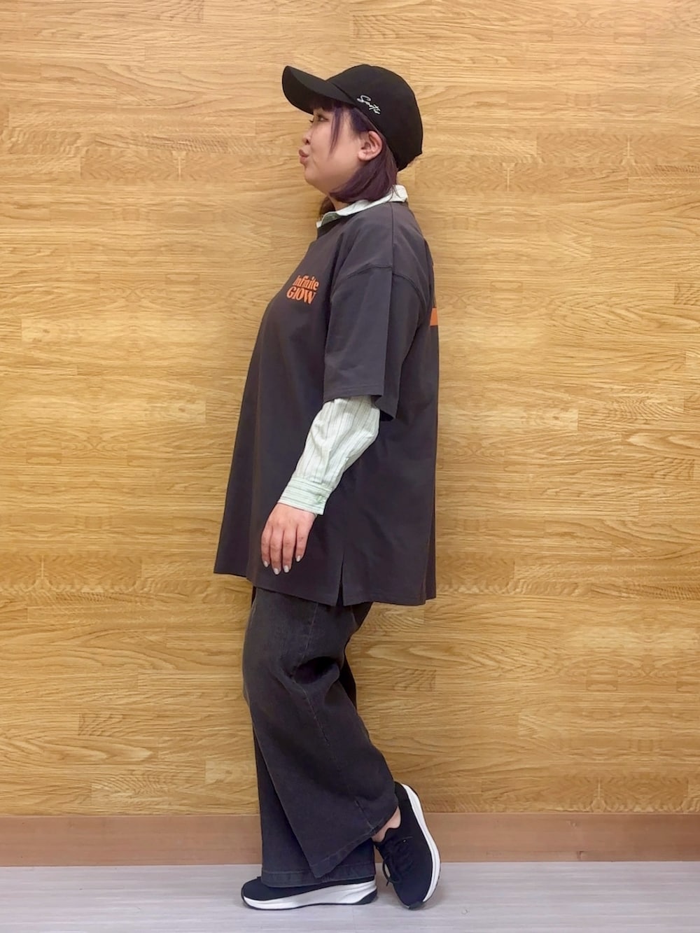 グレー系のTシャツ/カットソー、グレー系のその他パンツ、ブラック系のスニーカーを着用したレディースの春コーディネートの2枚目の写真