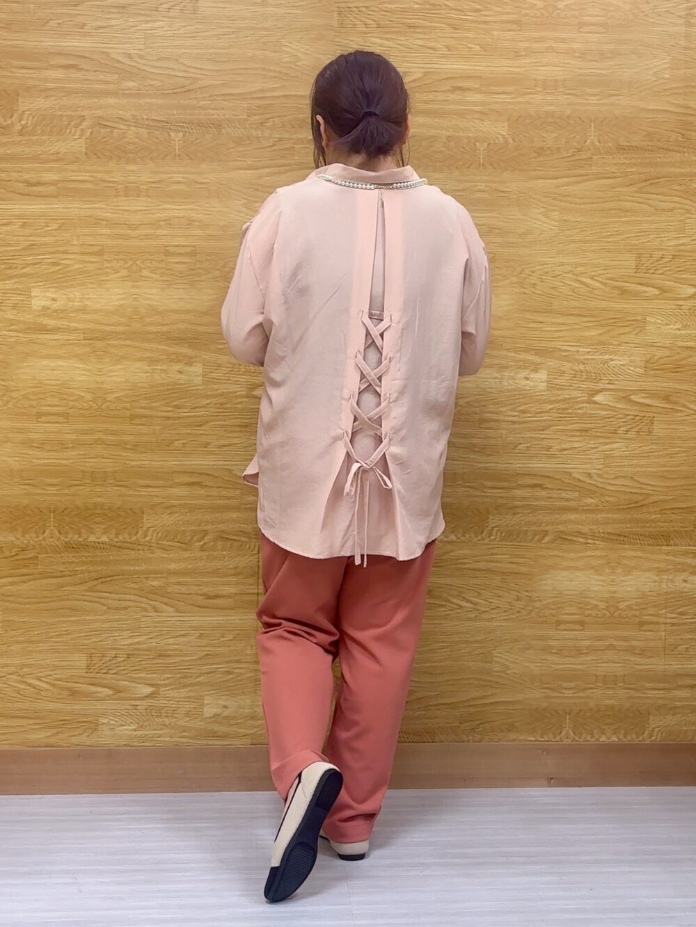 ピンク系のシャツ/ブラウス、オレンジ系のその他パンツ、ゴールド系のネックレスを着用したレディースの春コーディネートの2枚目の写真