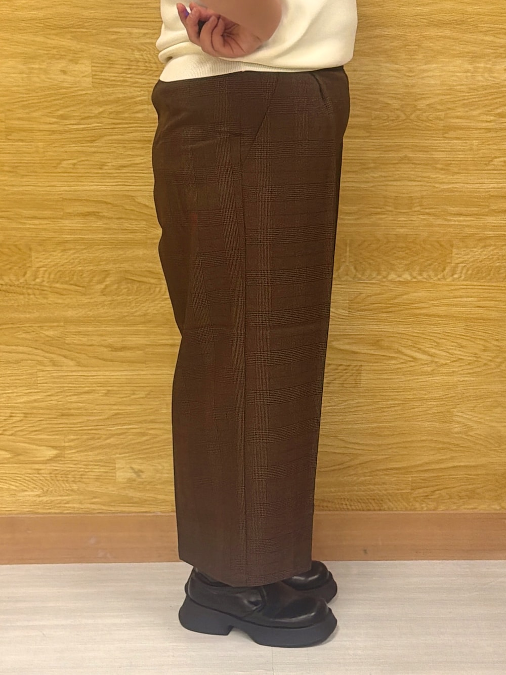 ホワイト系のニット/セーター、ブラウン系のその他パンツ、ブラック系のブーツを着用したレディースの秋コーディネートの5枚目の写真