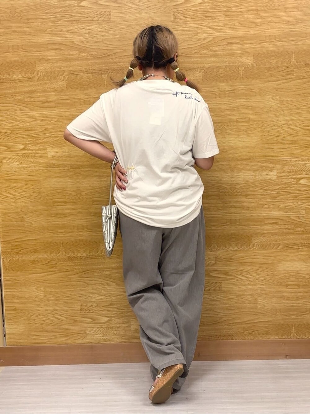 ホワイト系のTシャツ/カットソー、グレー系のその他パンツ、シルバー系のサンダルを着用したレディースの夏コーディネートの3枚目の写真