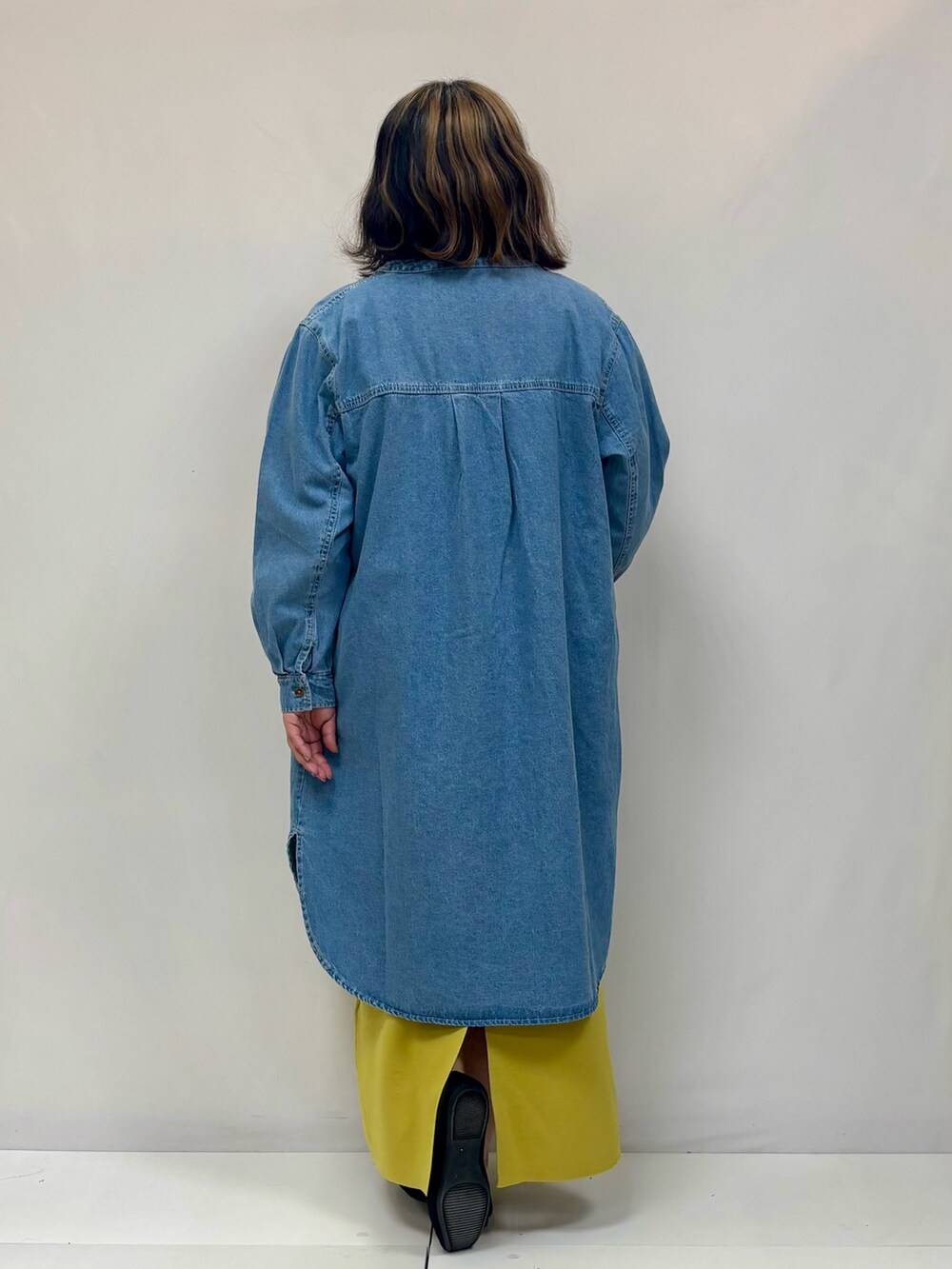 イエロー系のスカート、ベージュ系のシャツ/ブラウスを着用したレディースの春コーディネートの3枚目の写真