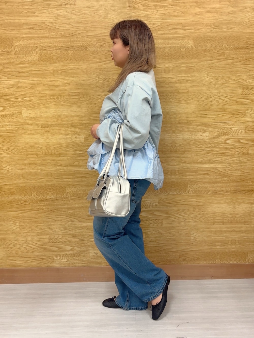 ブルー系のスウェット、ブルー系のデニムパンツを着用したレディースの冬コーディネートの2枚目の写真