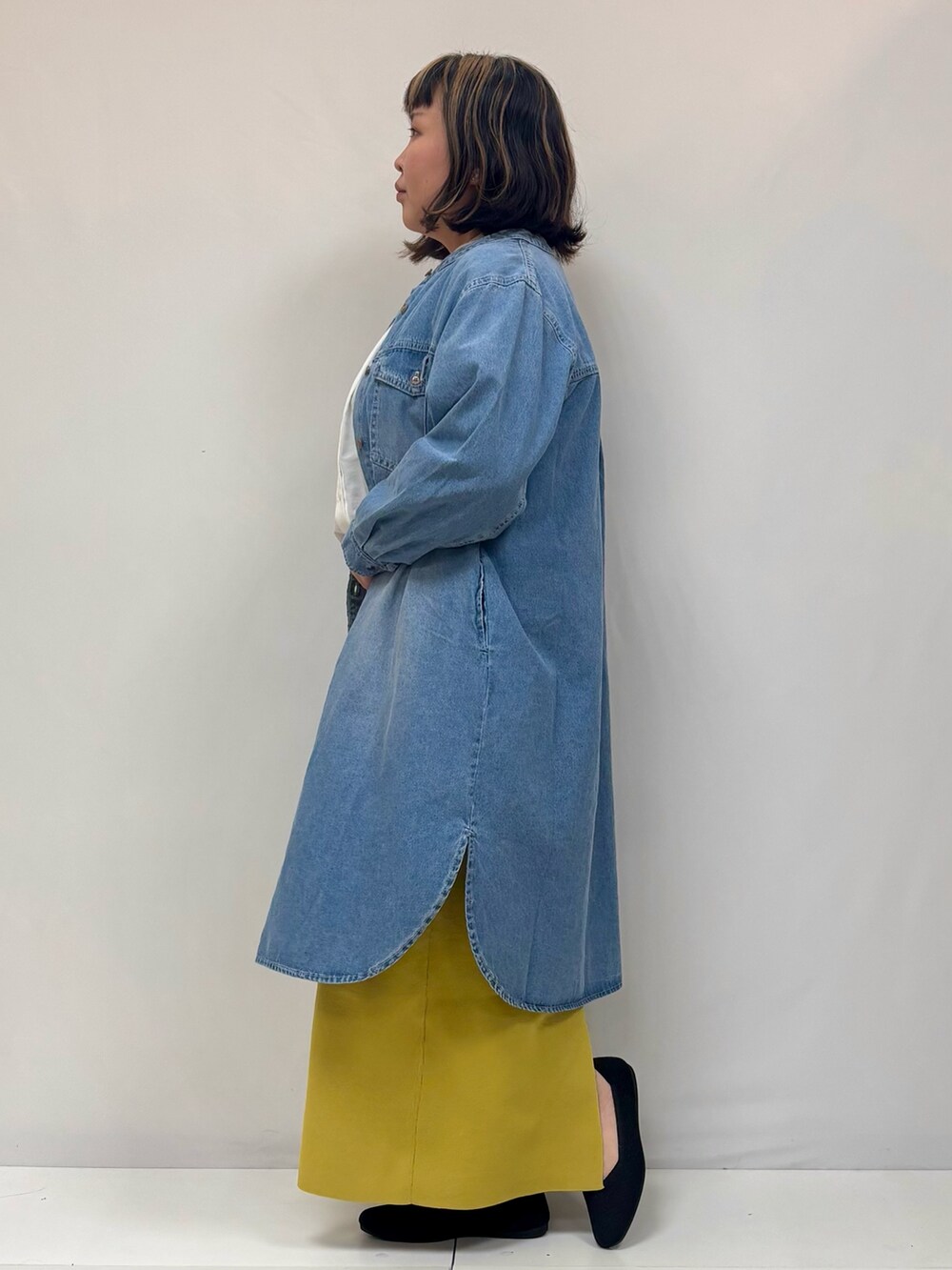 イエロー系のスカート、ベージュ系のシャツ/ブラウスを着用したレディースの春コーディネートの2枚目の写真