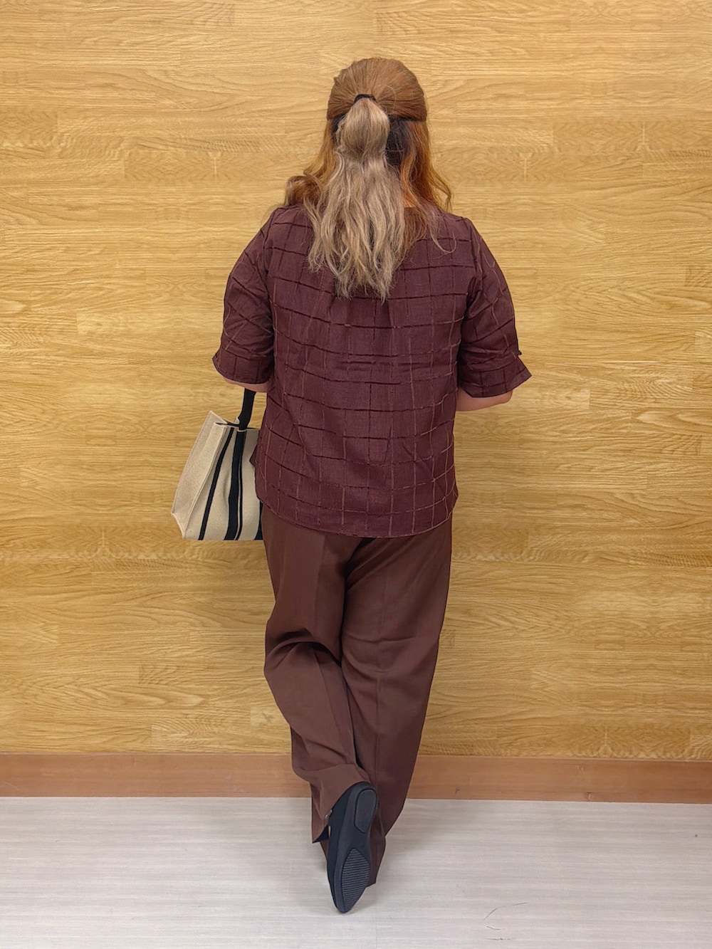 ブラウン系のシャツ/ブラウス、ブラウン系のその他パンツ、ブラック系のパンプスを着用したレディースの夏コーディネートの3枚目の写真