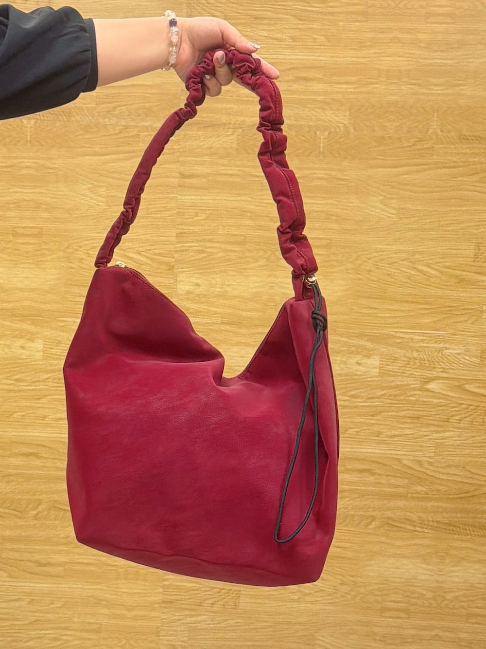 ベージュ系のスカート、ブラック系のパンプス、レッド系のショルダーバッグを着用したレディースの夏コーディネートの6枚目の写真