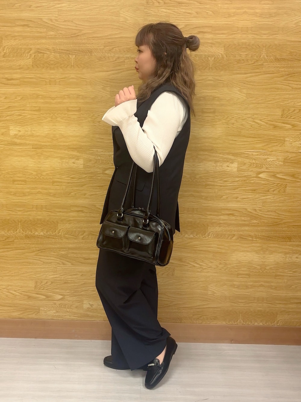 ホワイト系のニット/セーター、ブルー系のベスト、ブルー系のその他パンツを着用したレディースの冬コーディネートの2枚目の写真