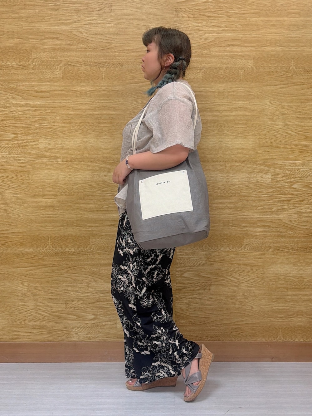 ベージュ系のシャツ/ブラウス、ブラック系のその他パンツ、ブラウン系のサンダルを着用したレディースの夏コーディネートの2枚目の写真