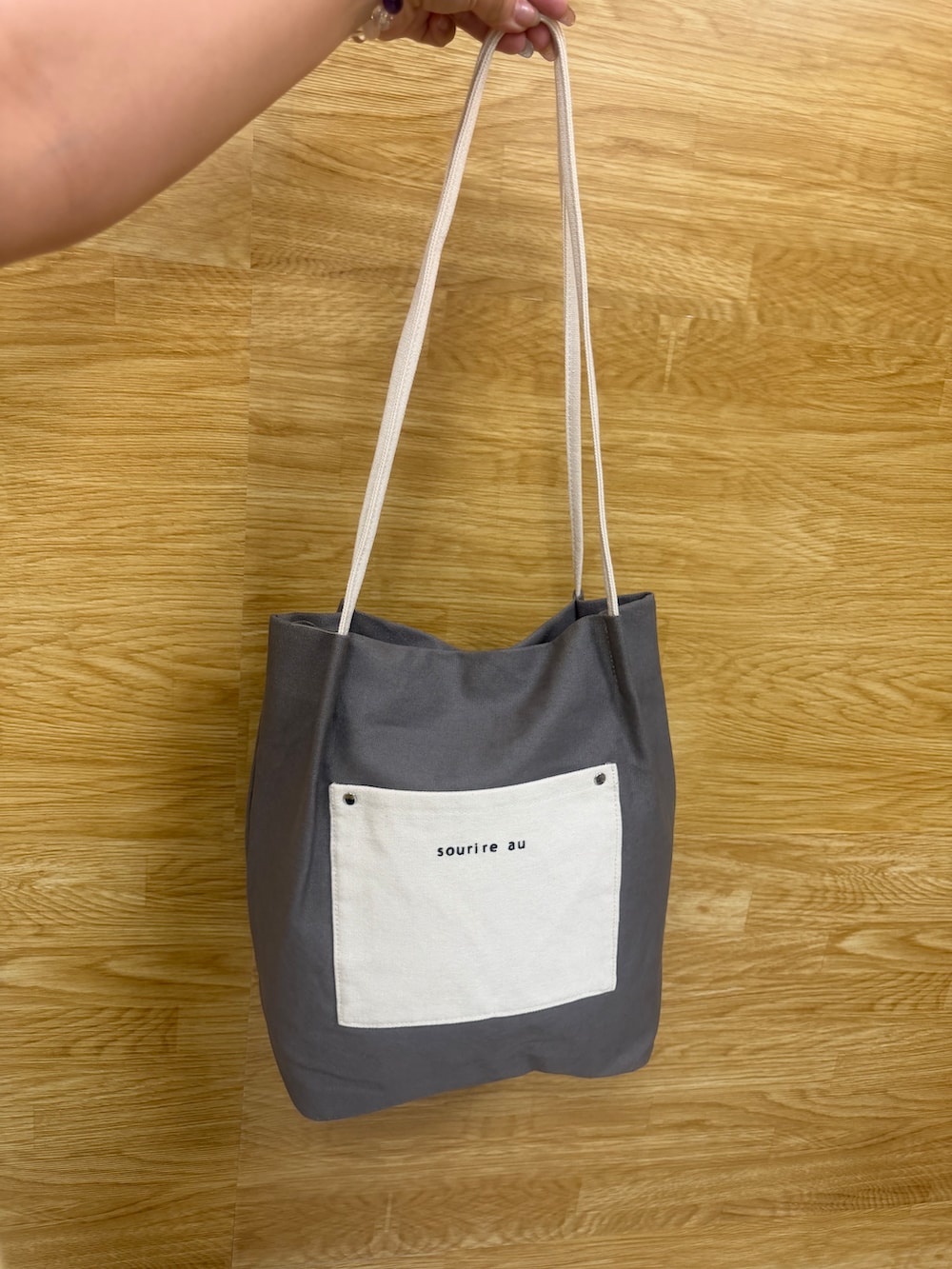 ベージュ系のシャツ/ブラウス、ブラック系のその他パンツ、ブラウン系のサンダルを着用したレディースの夏コーディネートの4枚目の写真