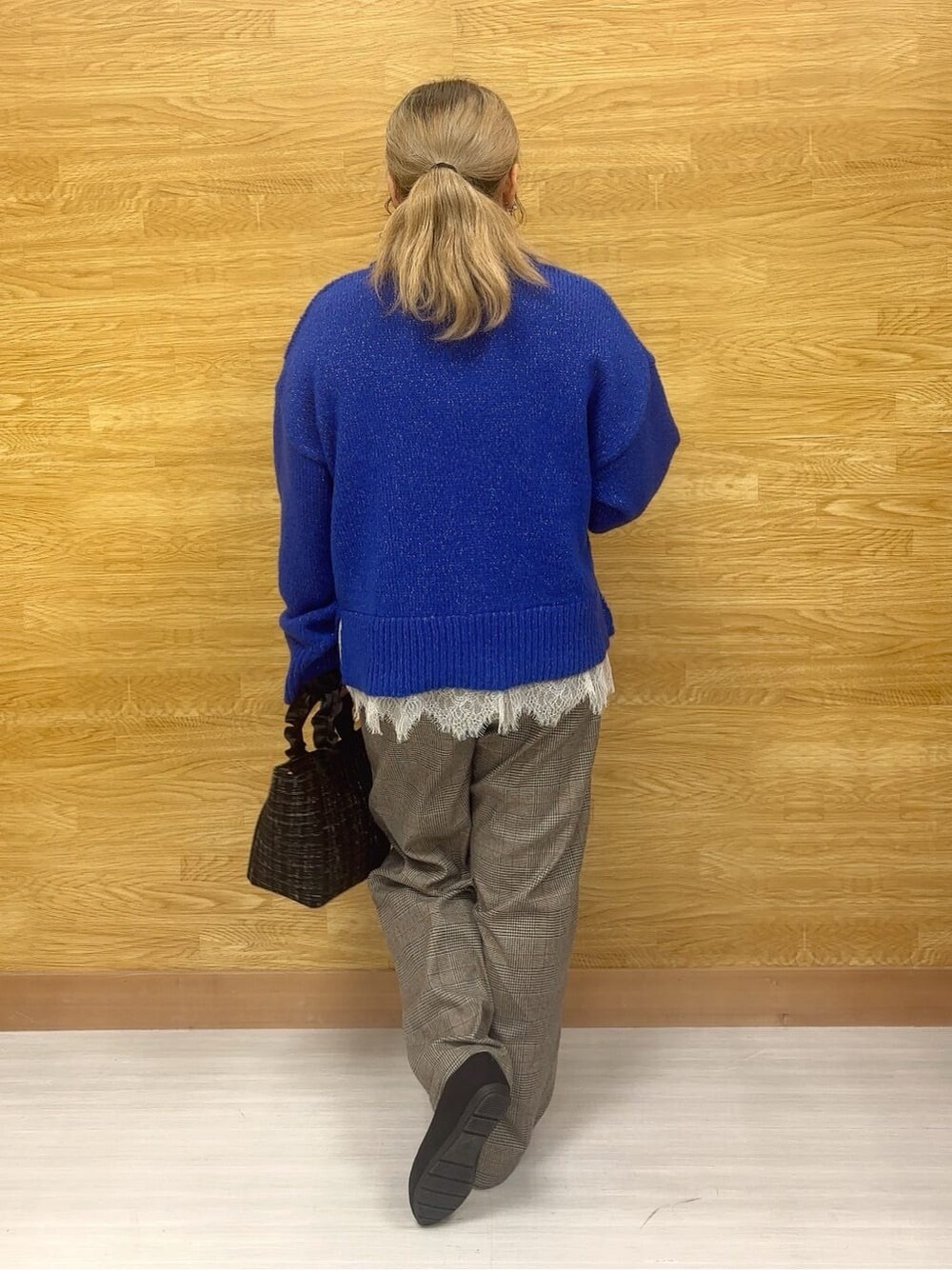 ブルー系のニット/セーター、ベージュ系のその他パンツ、ブラック系のその他シューズを着用したレディースの秋コーディネートの3枚目の写真