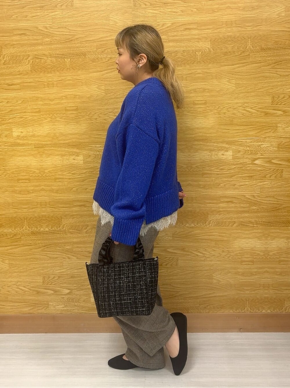 ブルー系のニット/セーター、ベージュ系のその他パンツ、ブラック系のその他シューズを着用したレディースの秋コーディネートの2枚目の写真
