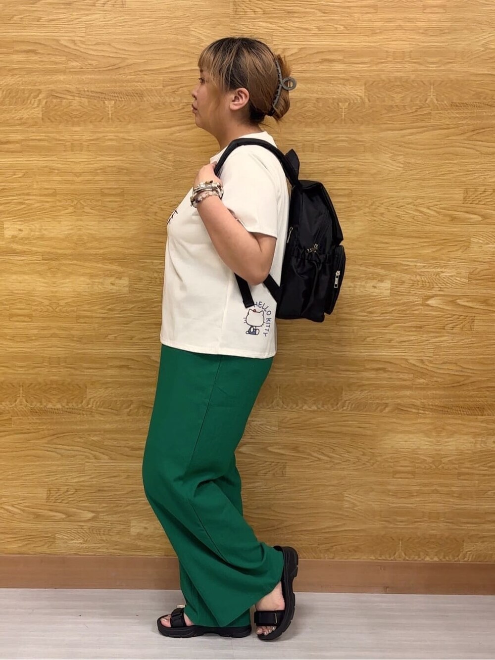 ホワイト系のTシャツ/カットソー、グリーン系のその他パンツ、ブラック系のバックパック/リュックを着用したレディースの夏コーディネートの2枚目の写真