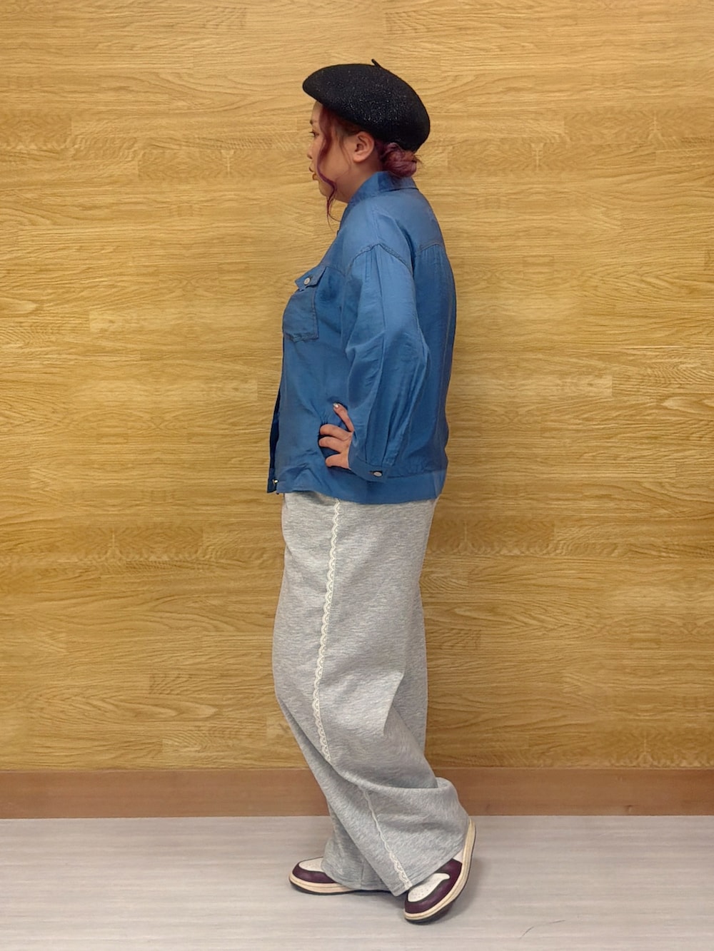 ブルー系のミリタリージャケット、グレー系のその他パンツ、ブラック系のキャスケットを着用したレディースの秋コーディネートの3枚目の写真