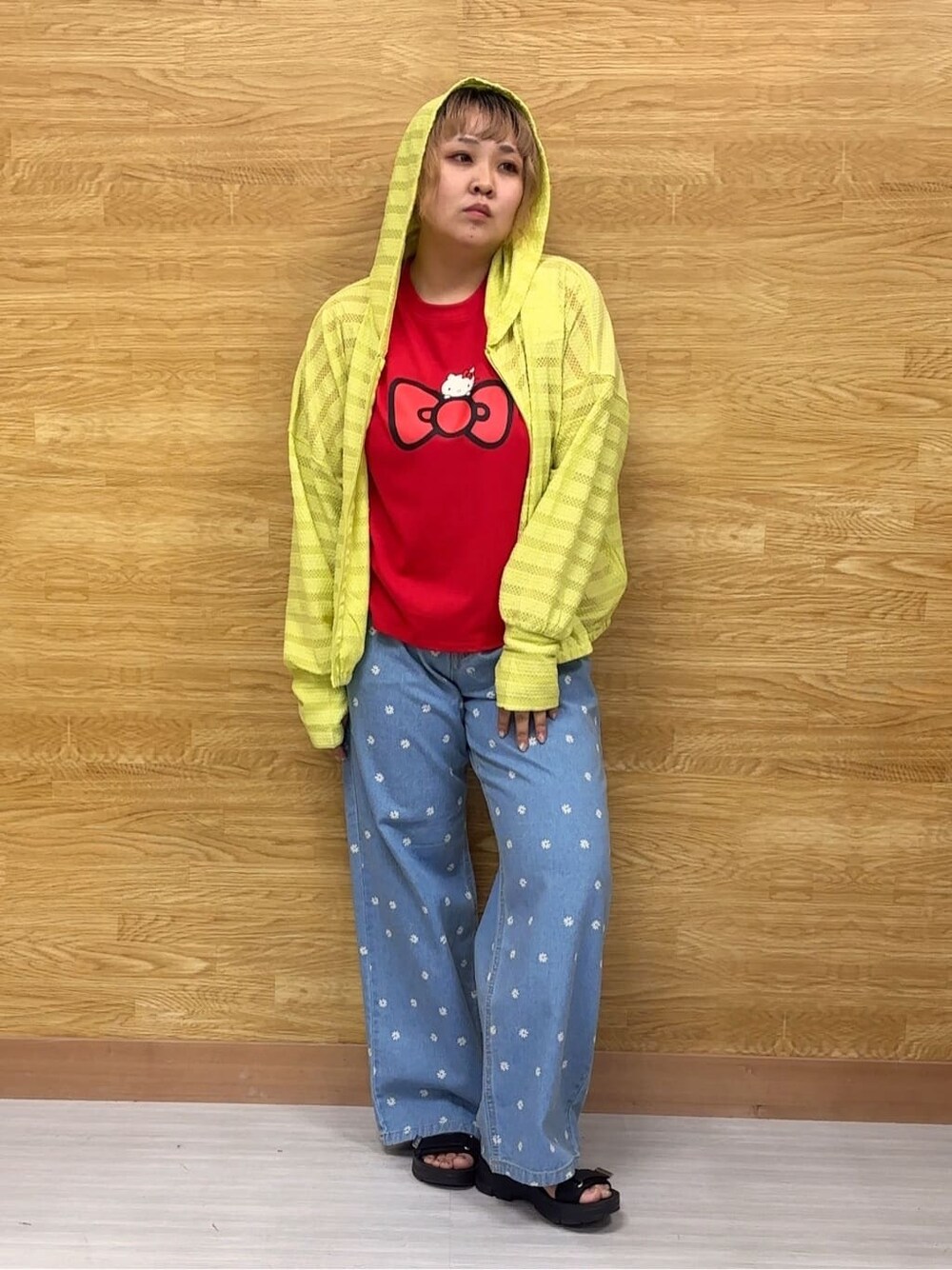 イエロー系のカーディガン/ボレロ、レッド系のTシャツ/カットソー、ブルー系のデニムパンツを着用したレディースの夏コーディネートの4枚目の写真