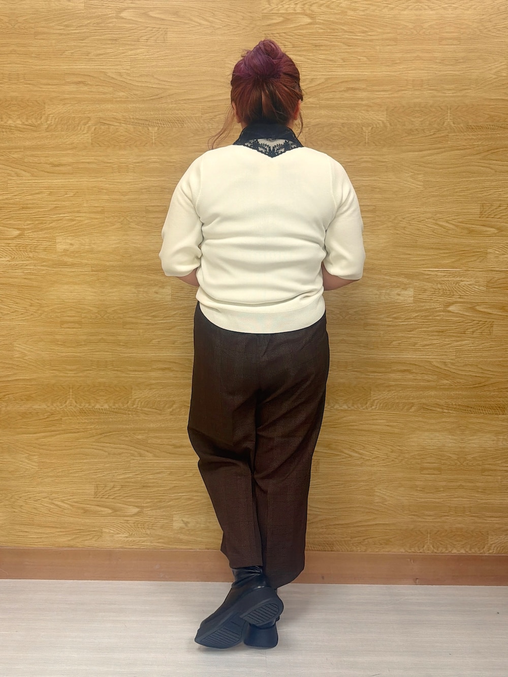 ホワイト系のニット/セーター、ブラウン系のその他パンツ、ブラック系のブーツを着用したレディースの秋コーディネートの3枚目の写真