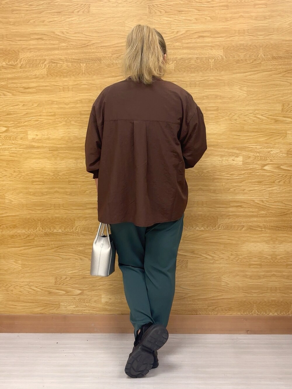 ブラウン系のシャツ/ブラウス、グリーン系のその他パンツを着用したレディースの秋コーディネートの2枚目の写真