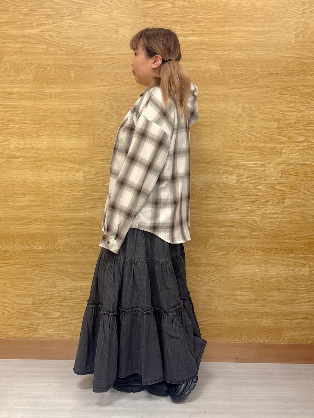 ホワイト系のシャツ/ブラウス、ブラック系のデニムスカート、ブラック系のスニーカーを着用したレディースの冬コーディネートの2枚目の写真