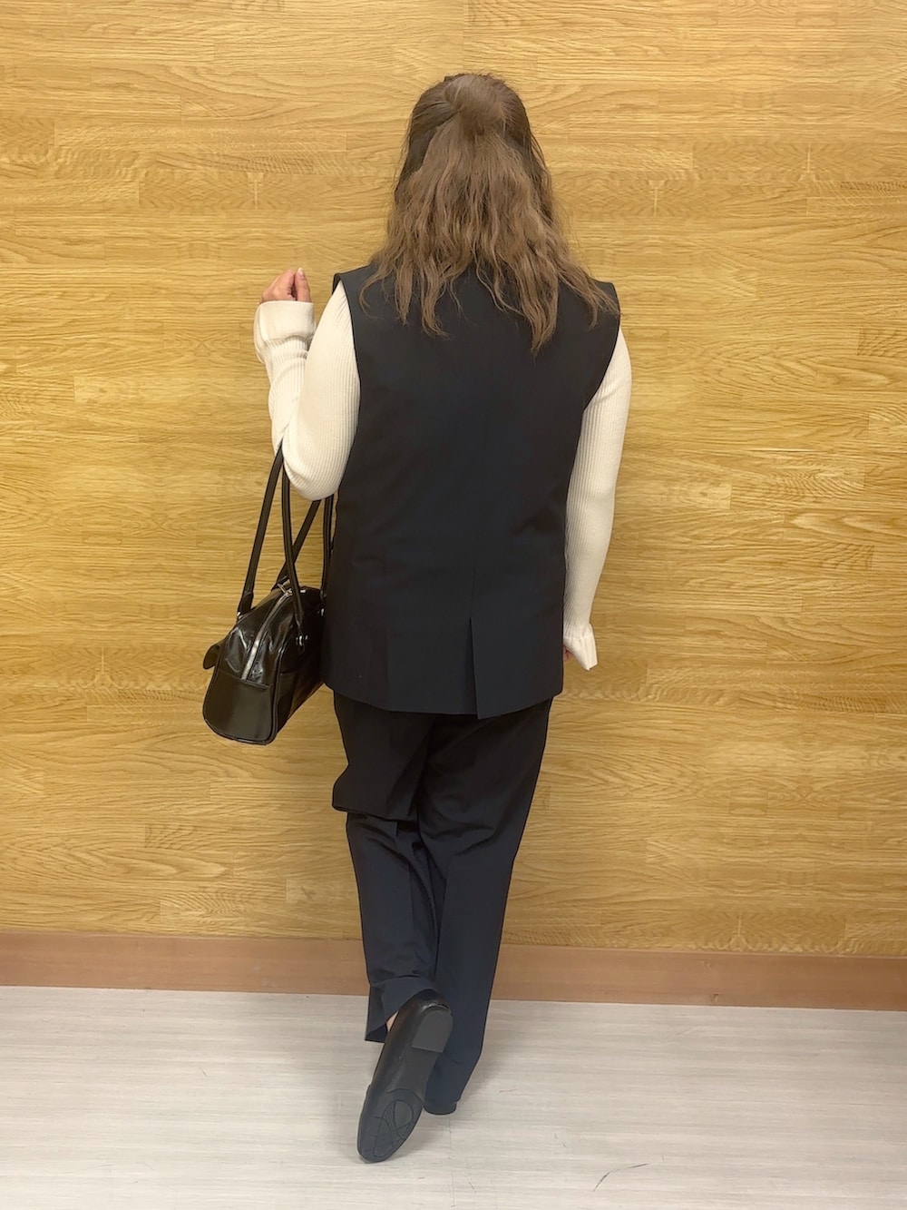 ホワイト系のニット/セーター、ブルー系のベスト、ブルー系のその他パンツを着用したレディースの冬コーディネートの3枚目の写真