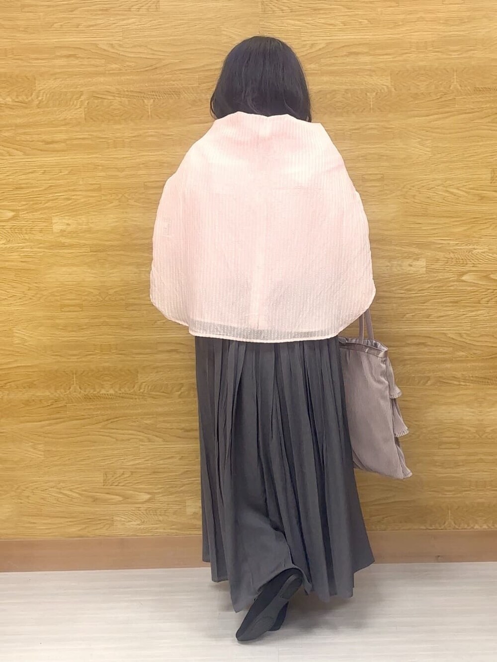 ピンク系のシャツ/ブラウス、ホワイト系のTシャツ/カットソー、グレー系のスカートを着用したレディースの夏コーディネートの3枚目の写真