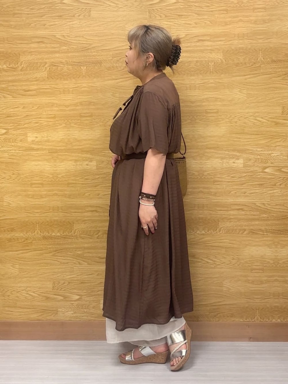 ブラウン系のワンピース、ベージュ系のその他パンツ、シルバー系のサンダルを着用したレディースの春コーディネートの3枚目の写真