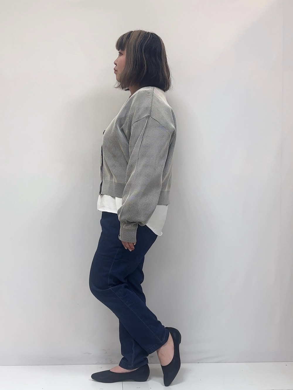 ブラック系のカーディガン/ボレロ、ブルー系のその他パンツ、ブラック系のその他シューズを着用したレディースの春コーディネートの2枚目の写真