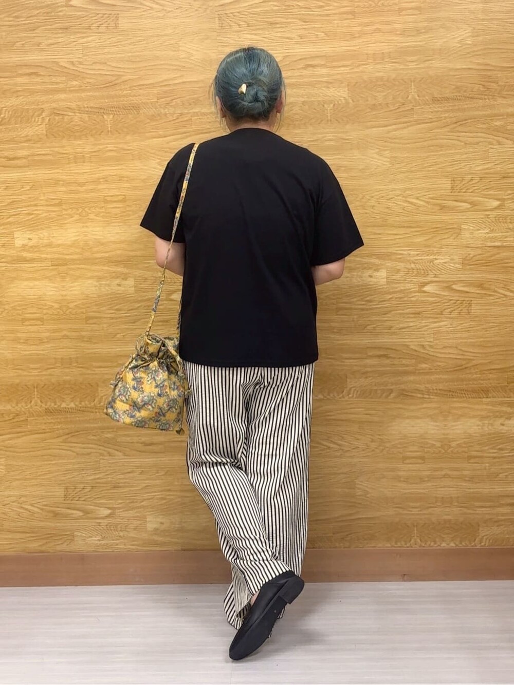 ブラック系のTシャツ/カットソー、ブルー系のその他パンツ、ブラック系のその他シューズを着用したレディースの夏コーディネートの3枚目の写真